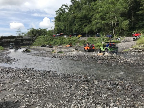 オフロードコースを走る沢山のジープ